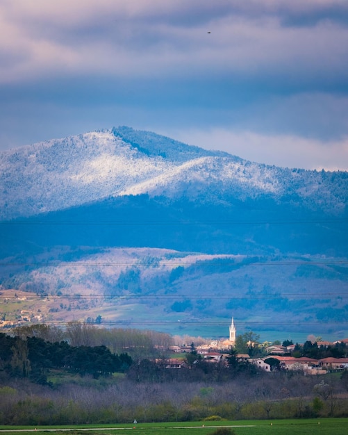 Vue sur la montagne du Pilat couverte de neige à la fin du printemps en Ardèche (France)