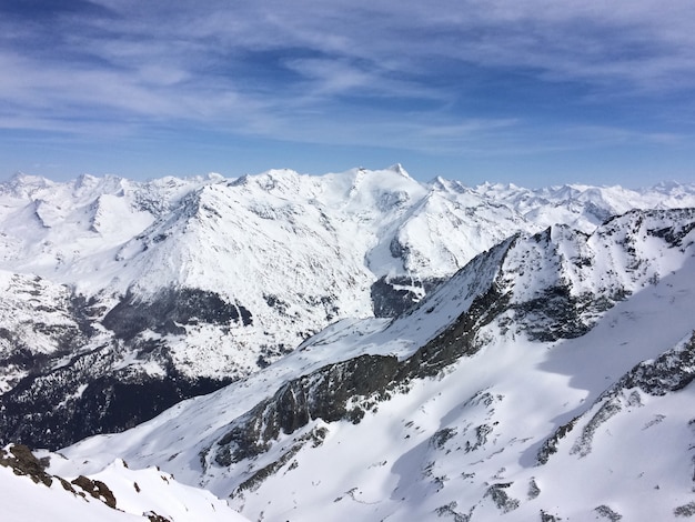 Vue sur la montagne enneigée