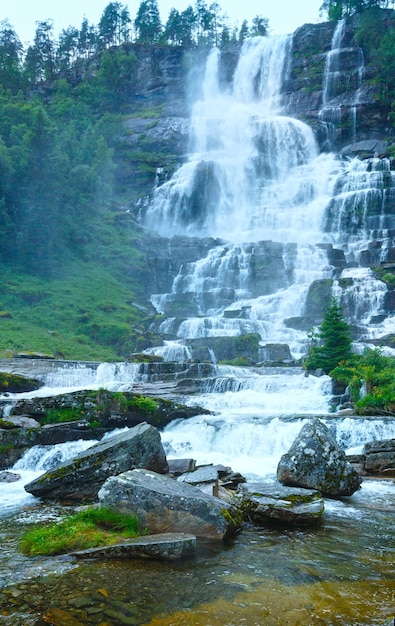 Vue sur la montagne d'été des cascades de Tvindefossen (Norvège)