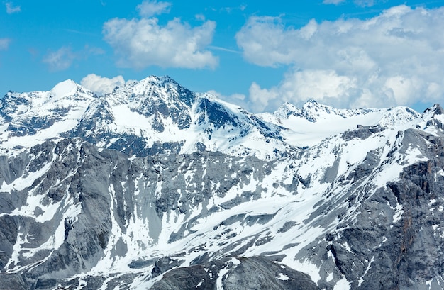 Vue sur la montagne d'été du col du Stelvio avec de la neige sur la pente (Italie)