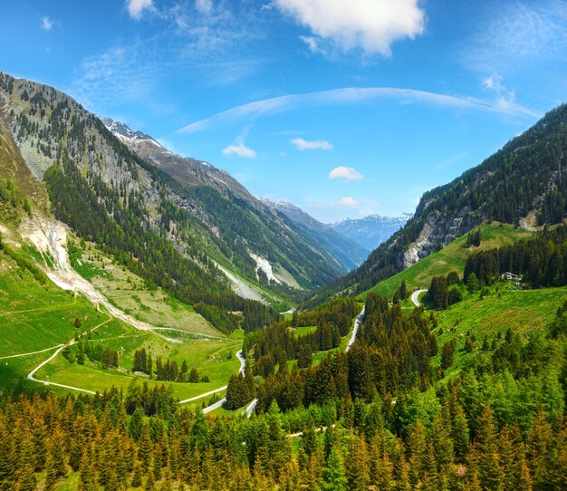 Vue sur la montagne d'été de Kaunertaler Gletscherstrasse (Kaunertal, Autriche, Tyrol). Deux clichés cousent l'image.