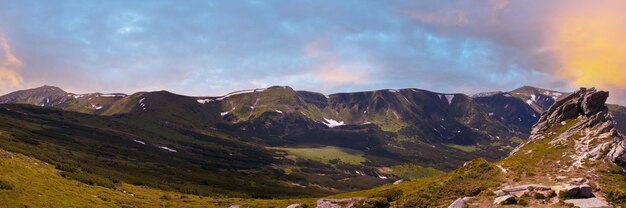 Vue sur la montagne d'été avec de la neige et de grosses pierres à flanc de montagne