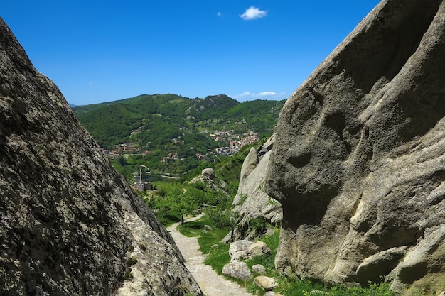 Vue sur la montagne et Il Volo dell'Angeloin à Castelmezzano, Basilicate, Italie