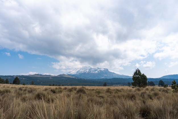 Vue sur la montagne d'Iztaccihuatl depuis un champ Puebla Mexique