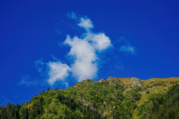 Vue sur la montagne, jour ensoleillé, roches, Usba, Géorgie