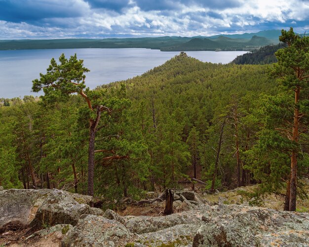 Vue de la montagne sur le lac Borovoye dans un parc national