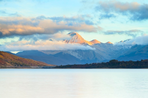 Vue montagne et lac