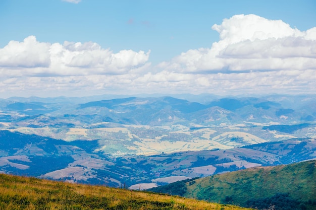 Vue sur la montagne paysage en été