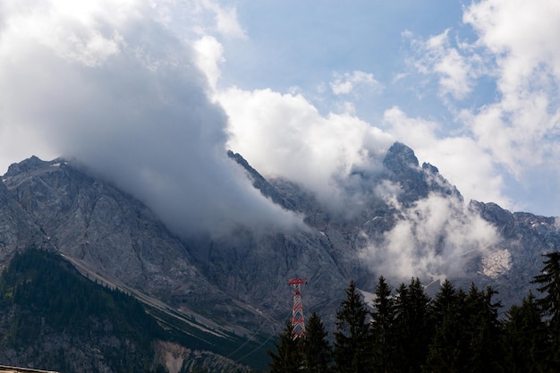 Vue sur la montagne, paysage printanier parmi les nuages