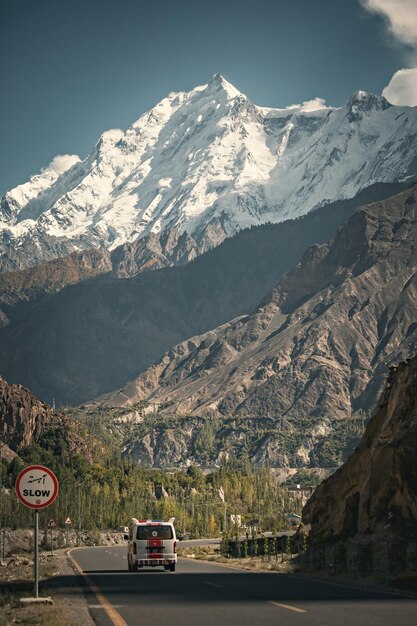 Vue sur la montagne Rakaposhi depuis le village de Minapin au Pakistan