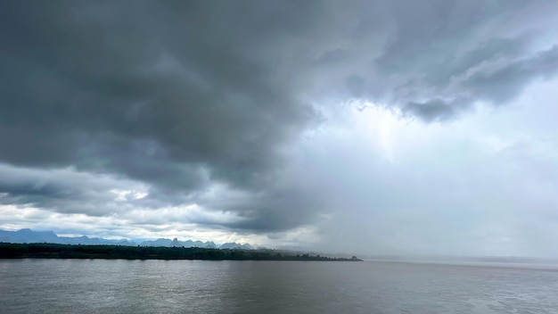 Vue sur la montagne et la rivière Kong avec nuageux dans la tempête haft belle nature pluie et nuages