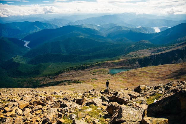 Vue sur la montagne avec rivière à Sayan Russie Photo de haute qualité