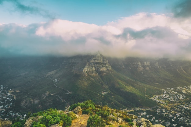 Vue sur la montagne de la Table couverte de nuages de la tête de Lion