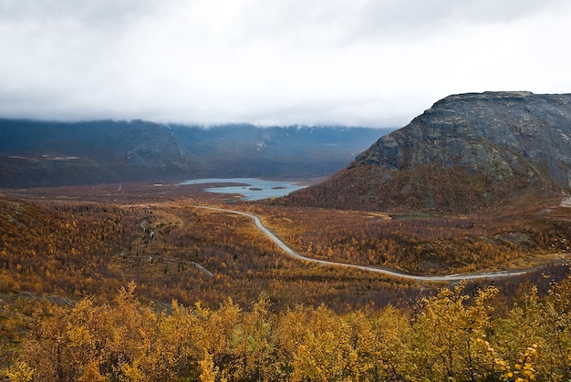 Vue de la montagne sur une toundra d&#39;automne