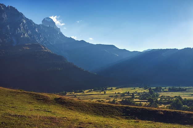 Vue sur la montagne Ushba dans la lumière du matin