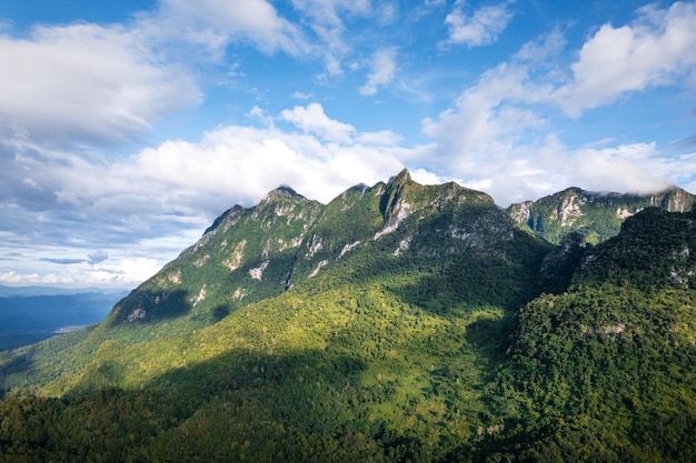 Vue sur la montagne verte à Chiang Dao