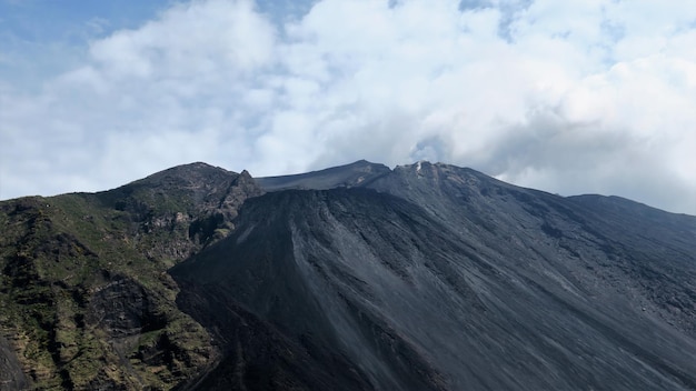 Vue d'une montagne volcanique sur un ciel nuageux