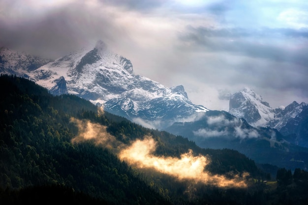 Vue sur la montagne de Wetterstein pendant la soirée d'hiver Sommets enneigés des Alpes bavaroises Bavière Allemagne