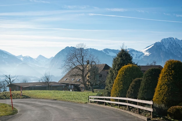 Vue sur les montagnes des Alpes suisses en traversant le village en hiver