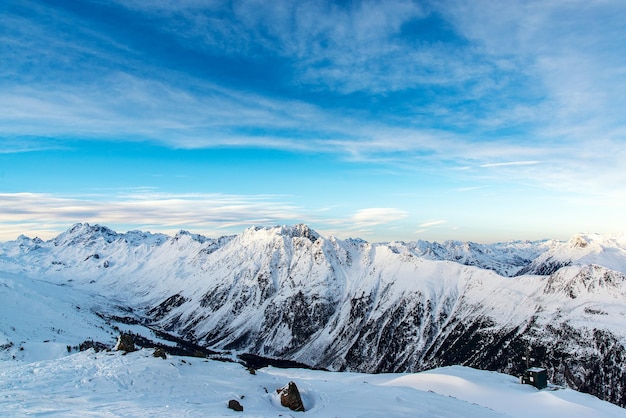 Vue sur les montagnes alpines le matin dans la station de ski d'Ischgl Autriche