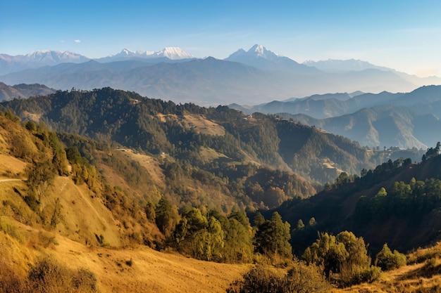 Une vue sur les montagnes au loin