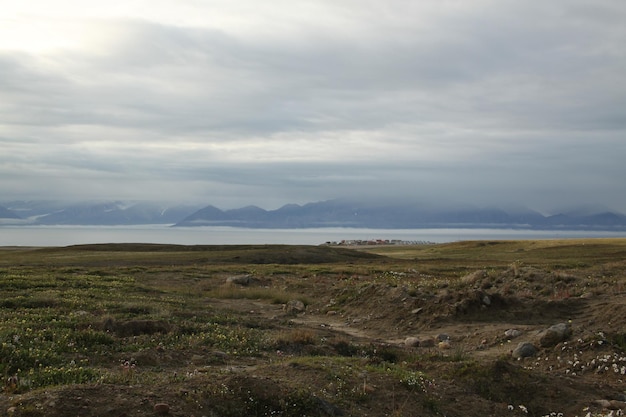 Vue sur les montagnes de l'autre côté de la baie depuis la communauté de Pond Inlet, Nunavut, Canada