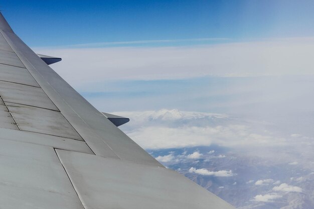 Vue sur l'une des montagnes des Carpates Ukraine du dessus de l'avion à une hauteur