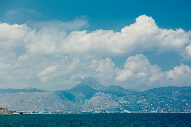 Vue sur les montagnes et la côte de la mer