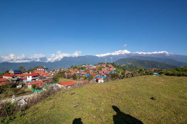 Une vue sur les montagnes depuis la colline