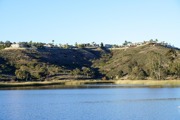 Une vue sur les montagnes depuis l'eau.