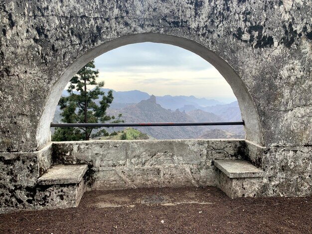 Vue sur les montagnes depuis une fenêtre en pierre dans la nature