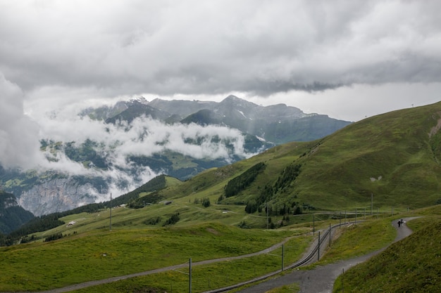 Vue sur les montagnes depuis la gare du Jungfraujoch dans les alpes, parc national de Lauterbrunnen, Suisse, Europe. Paysage d'été, temps pluvieux, ciel de nuages dramatique