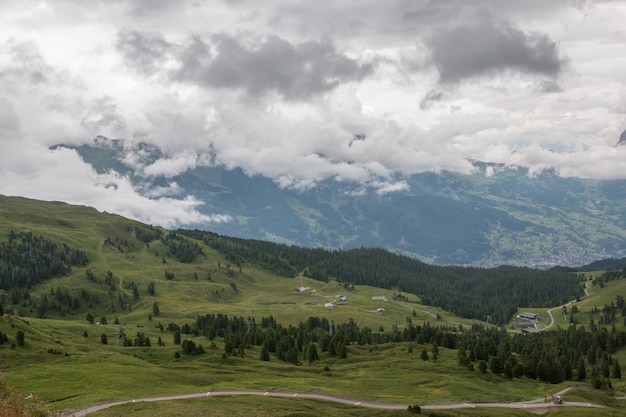 Vue sur les montagnes depuis la gare du Jungfraujoch dans les alpes, parc national de Lauterbrunnen, Suisse, Europe. Paysage d'été, temps pluvieux, ciel de nuages dramatique