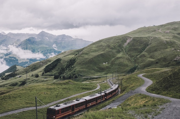 Vue sur les montagnes depuis la gare du Jungfraujoch dans les alpes, parc national de Lauterbrunnen, Suisse, Europe. Paysage d'été, temps pluvieux, ciel de nuages dramatique