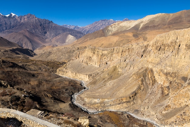 Vue des montagnes depuis le monastère dans le village de dzharkot