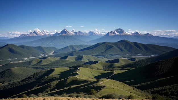 une vue sur les montagnes depuis la route