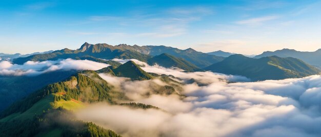 une vue sur les montagnes depuis le sommet d'une montagne