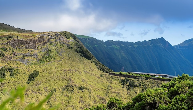 Une vue sur les montagnes du haut de la colline