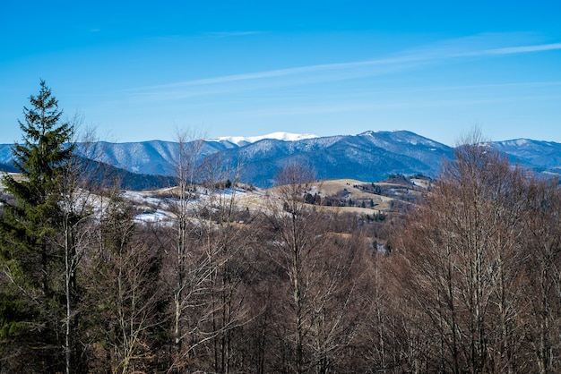 Une vue sur les montagnes du haut de la montagne