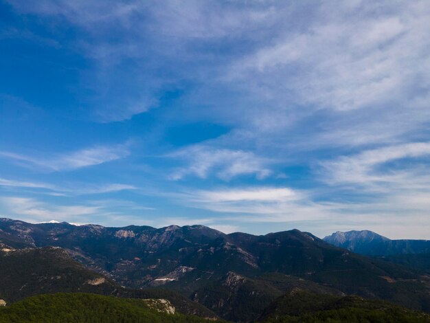 Une vue sur les montagnes du haut de la montagne.