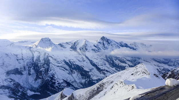 La vue sur les montagnes est couverte de neige.