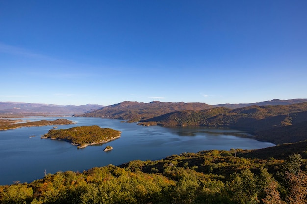 Une vue sur les montagnes et les lacs