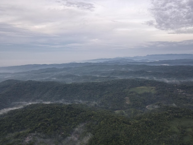 vue sur les montagnes avec des nuages