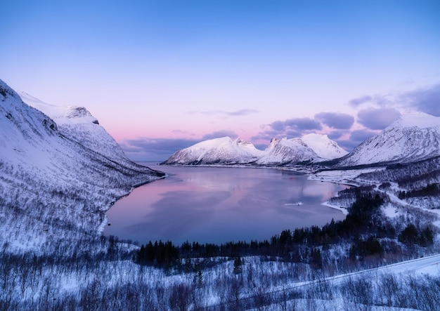 Vue sur les montagnes et l'océan dans l'île de Senja Norvège Paysage en hiver pendant l'heure bleue Montagnes et eau Image de voyage