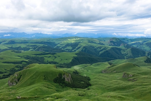 Vue sur les montagnes et le plateau Bermamyt dans la République Karachay-Cherkess, Russie.