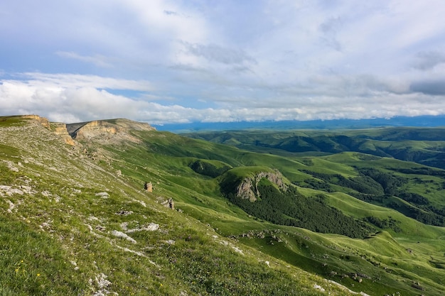 Vue sur les montagnes et le plateau Bermamyt dans la République Karachay-Cherkess, Russie.