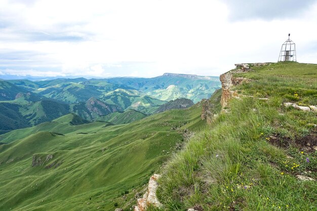 Vue sur les montagnes et le plateau de Bermamyt dans la République KarachayCherkess Russie