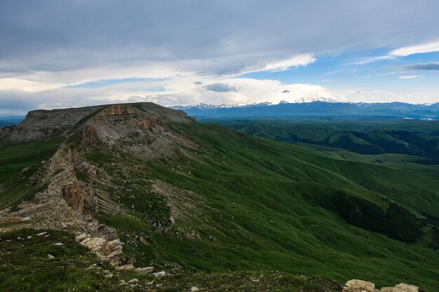 Vue sur les montagnes et le plateau de Bermamyt dans la République KarachayCherkess Russie