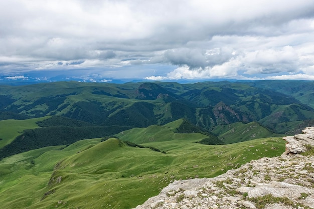 Vue sur les montagnes et le plateau de Bermamyt dans la République KarachayCherkess Russie