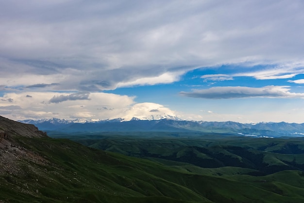 Vue sur les montagnes et le plateau de Bermamyt dans la République KarachayCherkess Russie